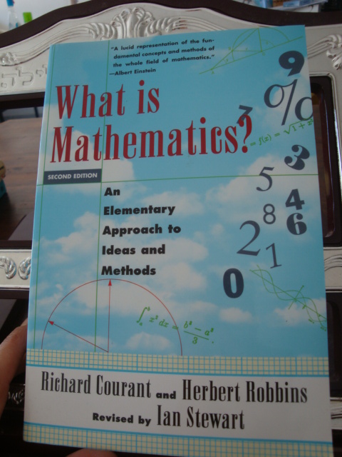 What Is Mathematics ? An Elementary Approach to Ideas and Methods Richard Courant & Herbert Robbins & revised by Ian Stewart de Richard Courant & Herbert Robbins édité par Oxford University Press (